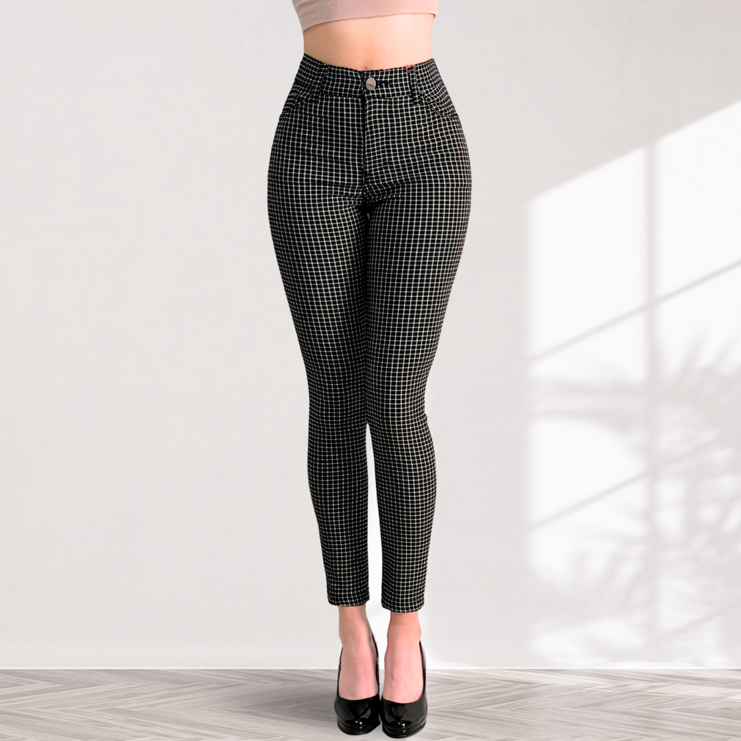 modelo usando pantalon vaquero cuadros marca aidee gian